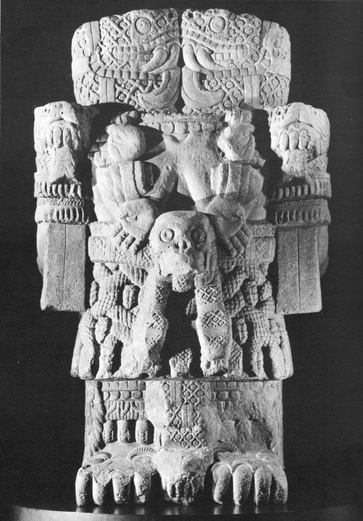 Coatlicue o "la de la falda de serpientes", diosa de la tierra y creadora de los hombres, patrona de la vida de la muerte. Piedra. Postclásico tardío. Museo Nacional de Antropología de México.