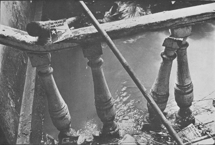 Fotografía de Fina Torres tomada tras el destrozo de su casa tras su muerte.