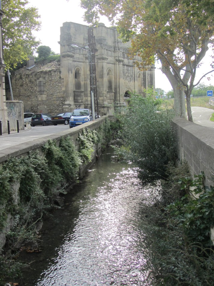 Arco de Constantino y canal de Craponne