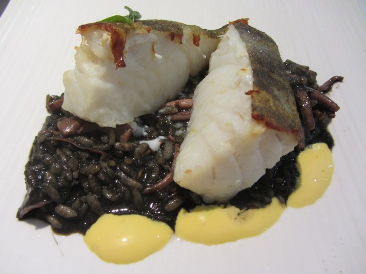Restaurante aQua  Bacalao con arroz negro y mahonesa de lima. Foto: Bárbara