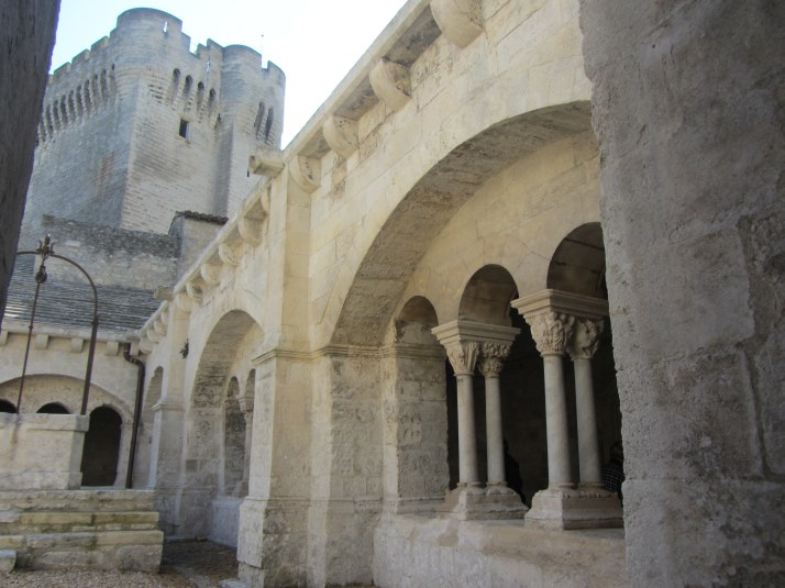 Torre vigía y claustro de la abadía de Montmajour. Foto: Bárbara
