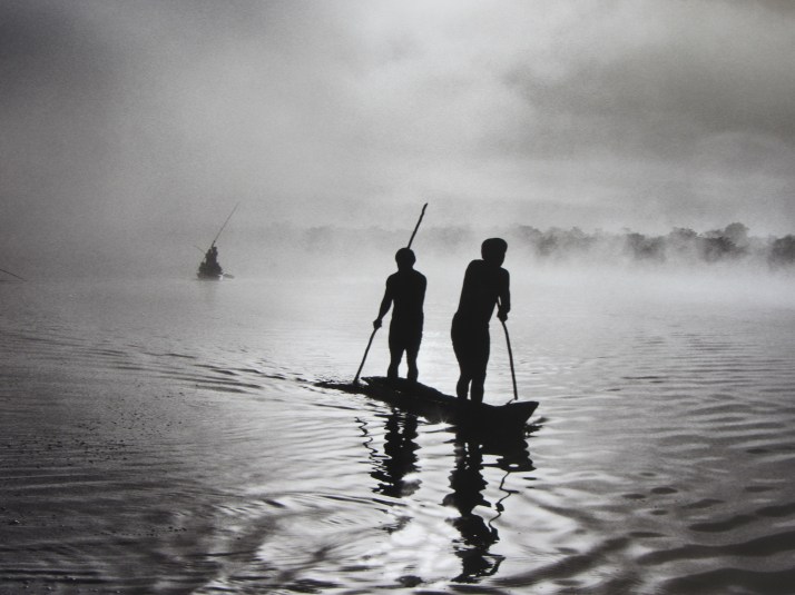 Sebastiao Salgado: La Amazonía y el Pantanal. Un grupo de waurás pescando en el lago Piyulaca. Brasil. 2005.