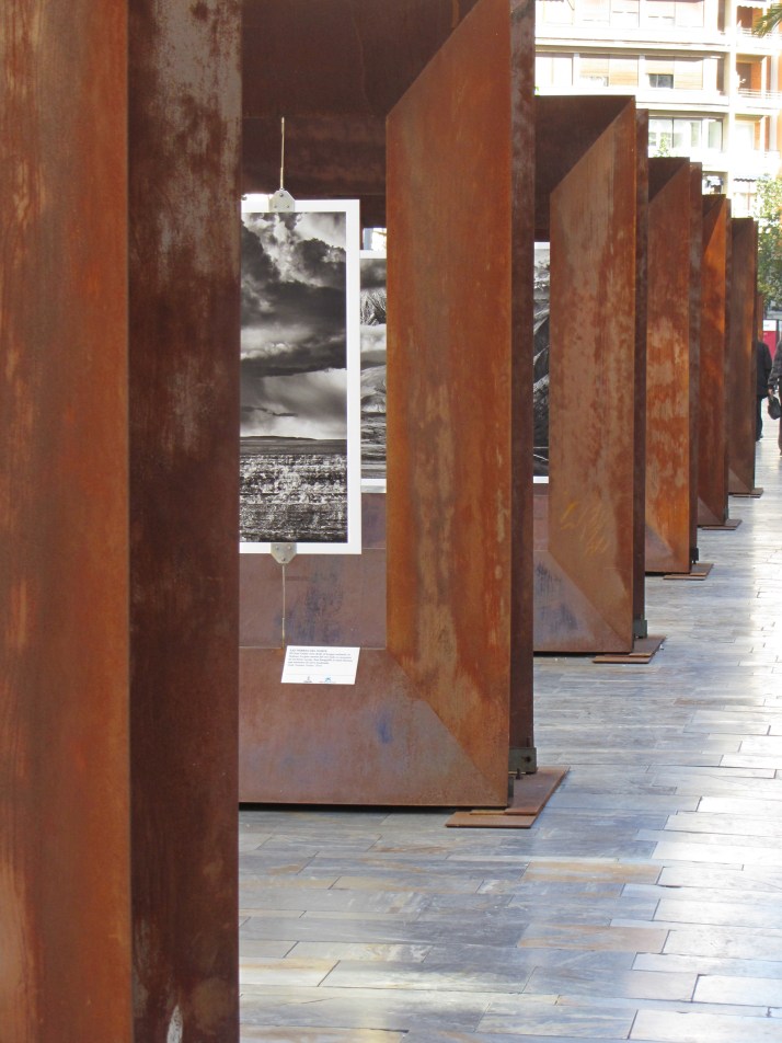 Instalación de la Exposición "Genesis" de Sebastiao Salgadp. Murcia.
