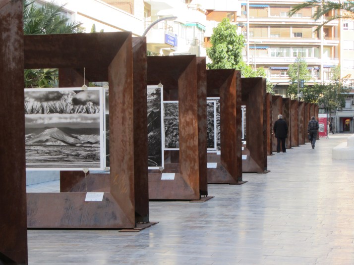 Instalación de la exposición, patrocinada por CaixaForum. Avd. de la Constitución. Murcia.