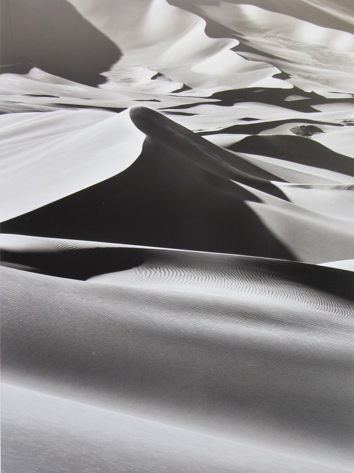 Sebastiao Salgado: Grande dunas entre Albrg y tin merzouga, en tadrat. argelia.2009.