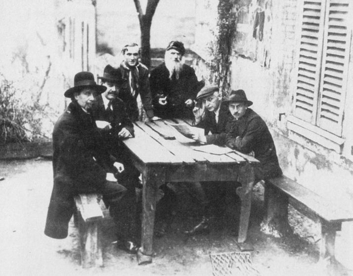 Tertulia en el exterior.