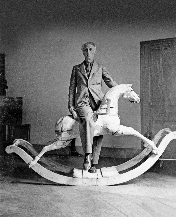 Max Ernst con caballito mecedor. París 1938.
