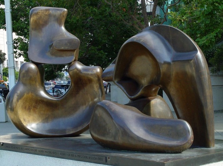 Henry Moore: "Figura reclinada de cuatro piezas" 1973 