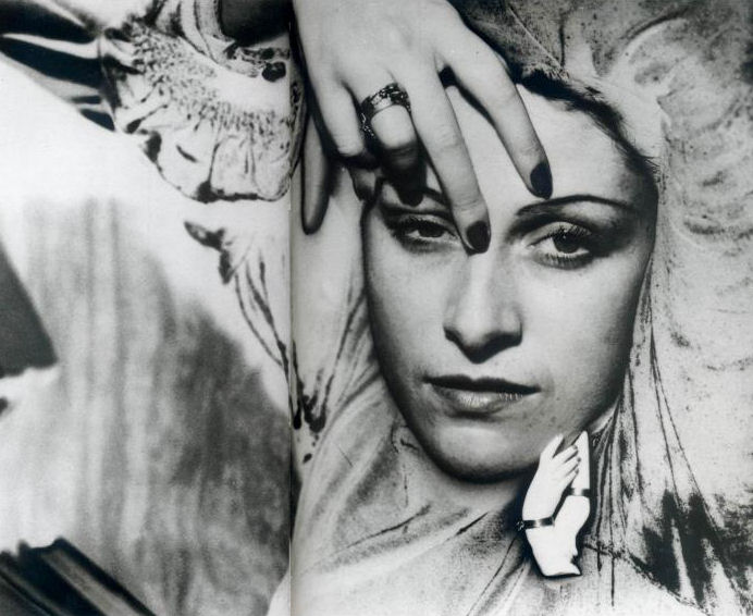 Man Ray: "Dora Maar. 1936. París.