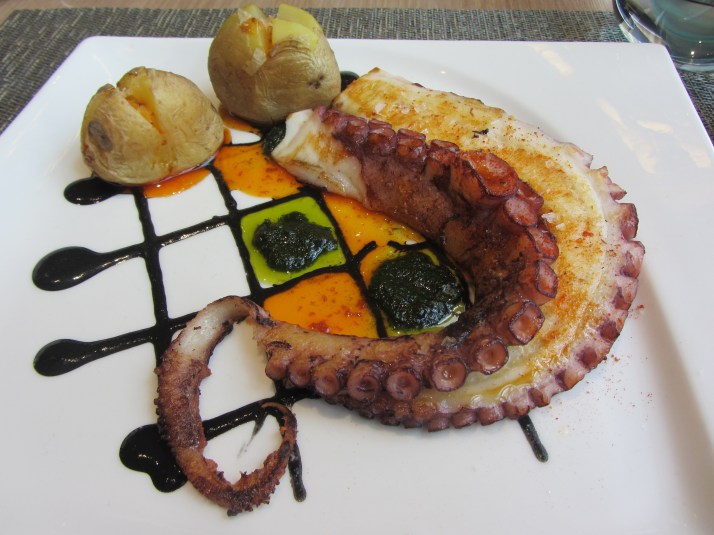 Pulpo braseado con papas arrugas. Foto: Bárbara