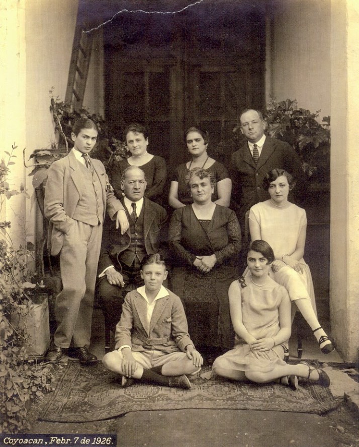 Guillermo Khalo: " Retrato familiar en la Casa Azul de Coyoacan", 1926 (Frida, primera por la izda. vestida de hombre)