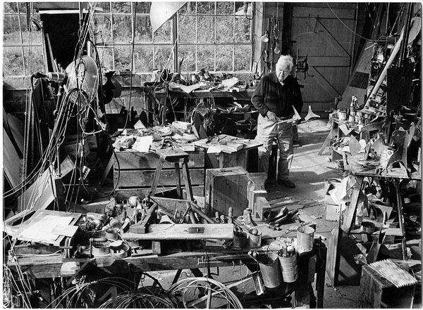 Calder en su estudio