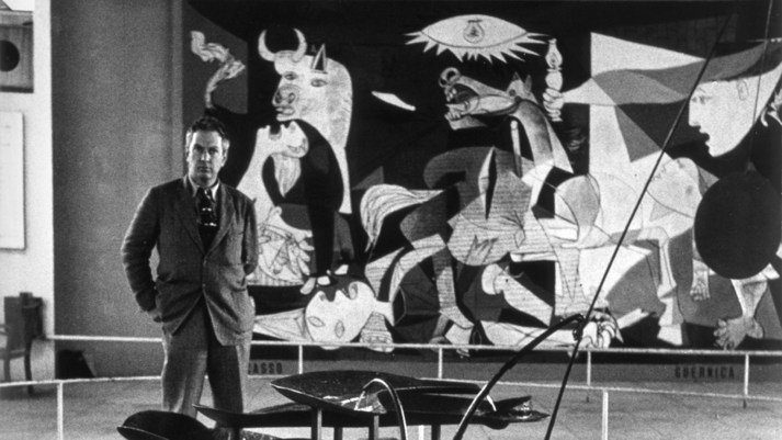 Calder frente a su fuente y con el Guernika al fondo