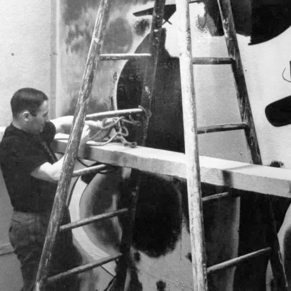 Joan Miró trabajando en su obra dentro del Pabellón.